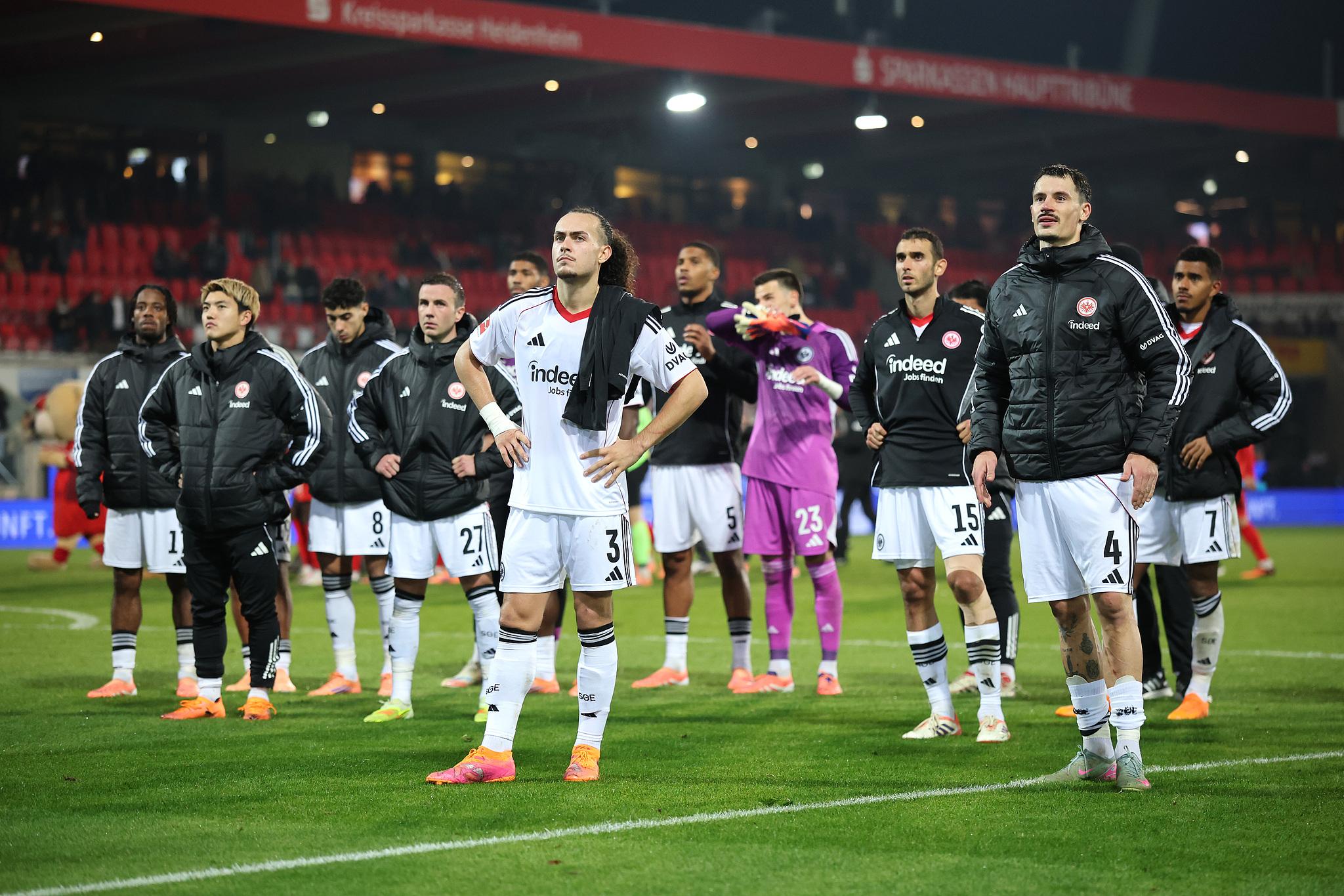 体育赛事-法兰克福球迷在桑托斯再次失误后爆发——队友也很生气