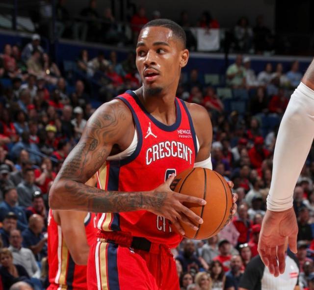 倒霉!鹈鹕休赛期头号引援穆雷首秀遭遇左手骨折